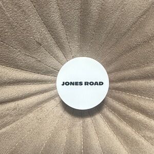 Jones Road White Circular Compact in the shade flushed/Empourpre